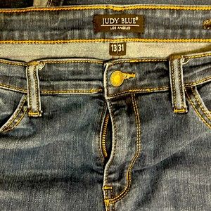 Judy Blue 13/31 Cropped Jeans